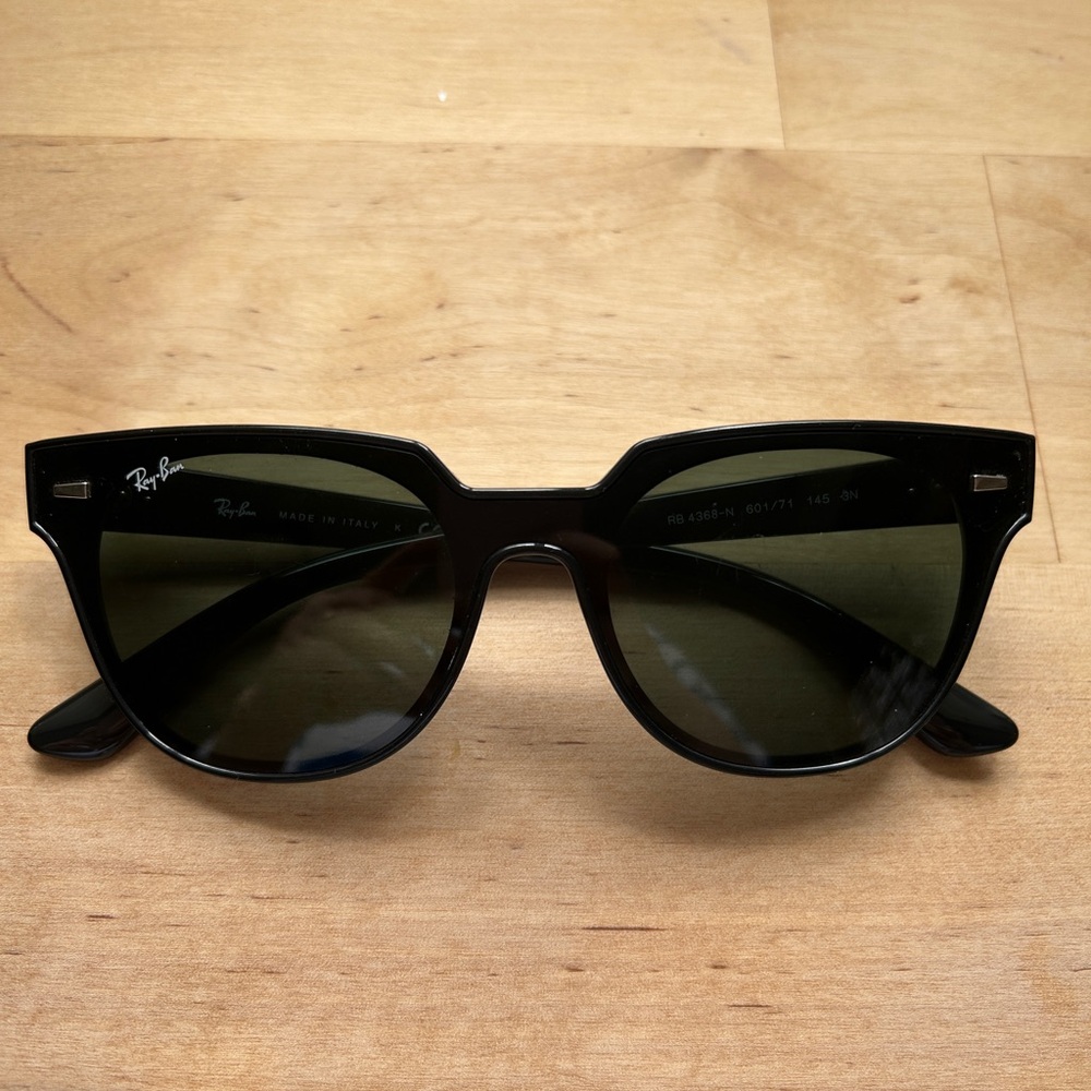 Ray-Ban Black Wayfarer Sunglasses Iconic Design